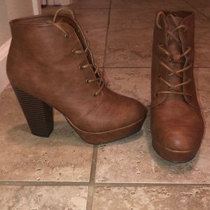 Cathy Jean lace up heeled booties size 6.5